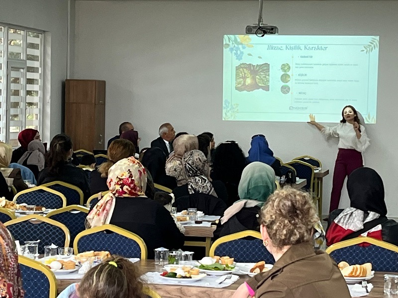 Özel Lokman Hekim Sağlık Meslek Lisesi'nde Eğitimci Hazal Öncel Eşliğinde Mizaca Yönelik Annelik Sanatı Konulu Seminer Düzenlendi.